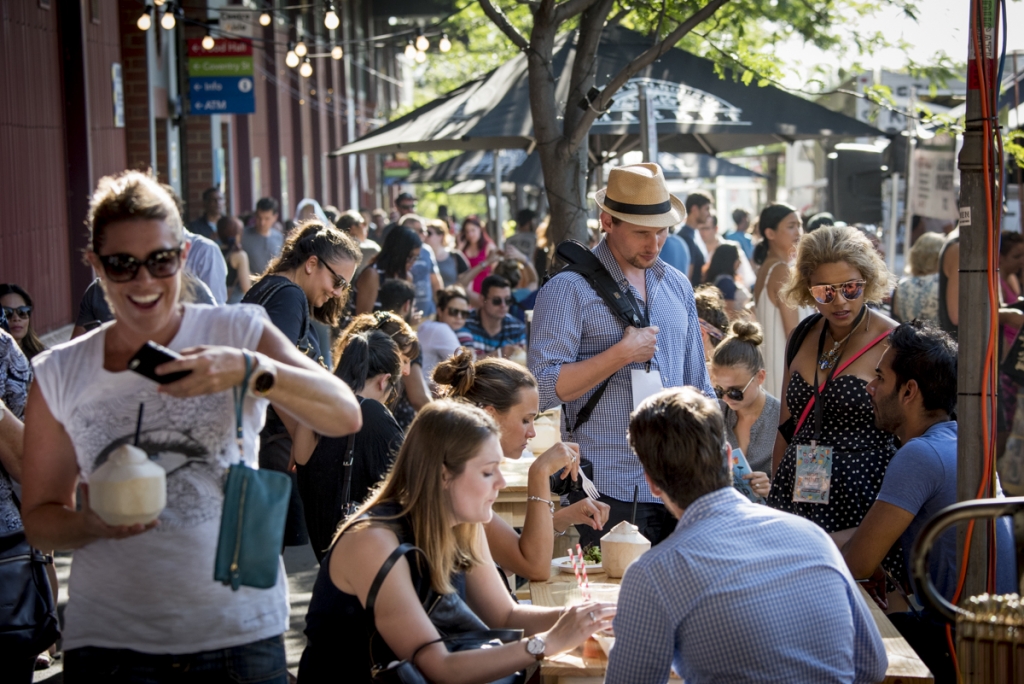 South Melbourne Night Market-Twilight Marketgoers, York Street, Thurs Jan 5, 2017 (16)